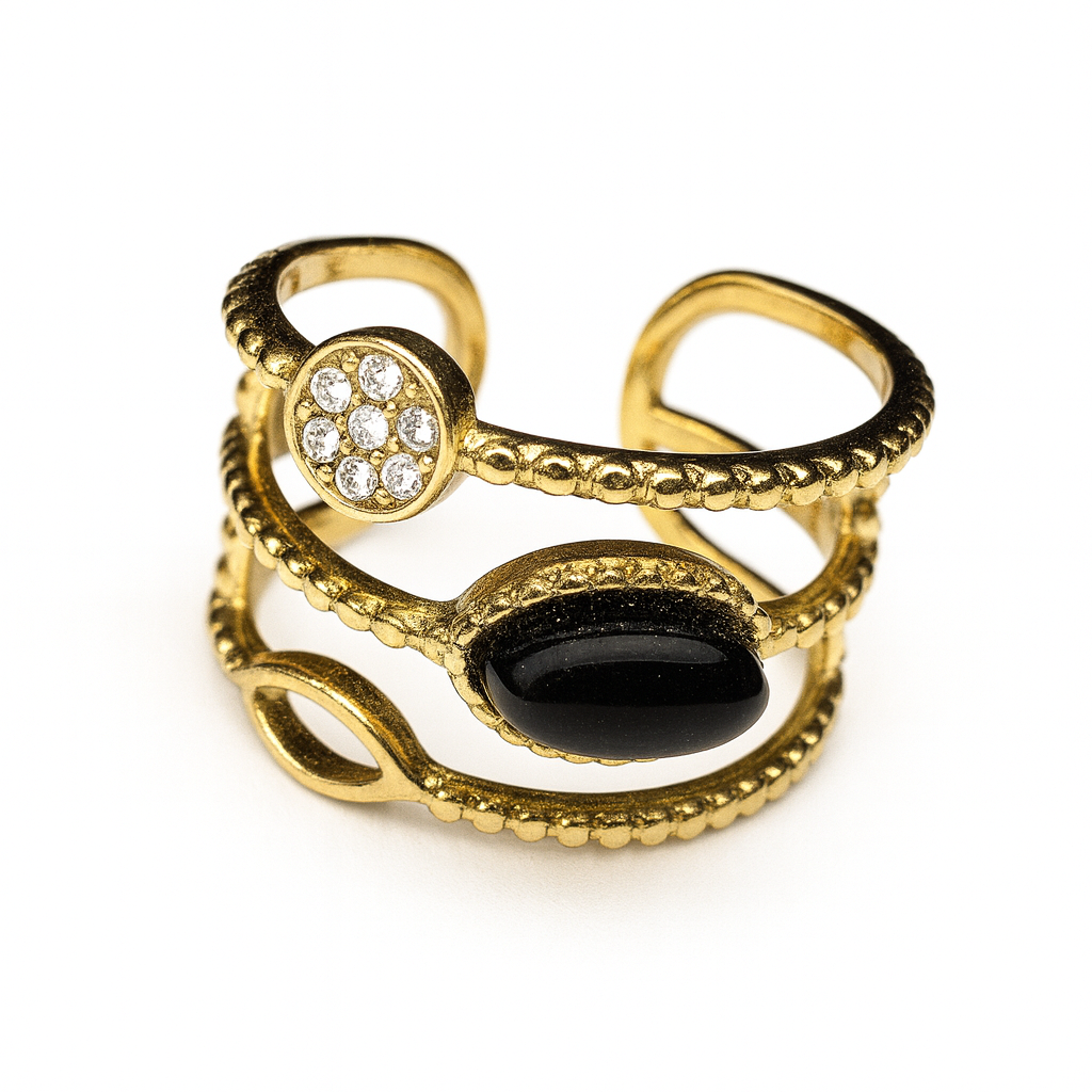 Bague Nuit Dorée dorée ajustable avec onyx noir ovale et zircons brillants pour femme.