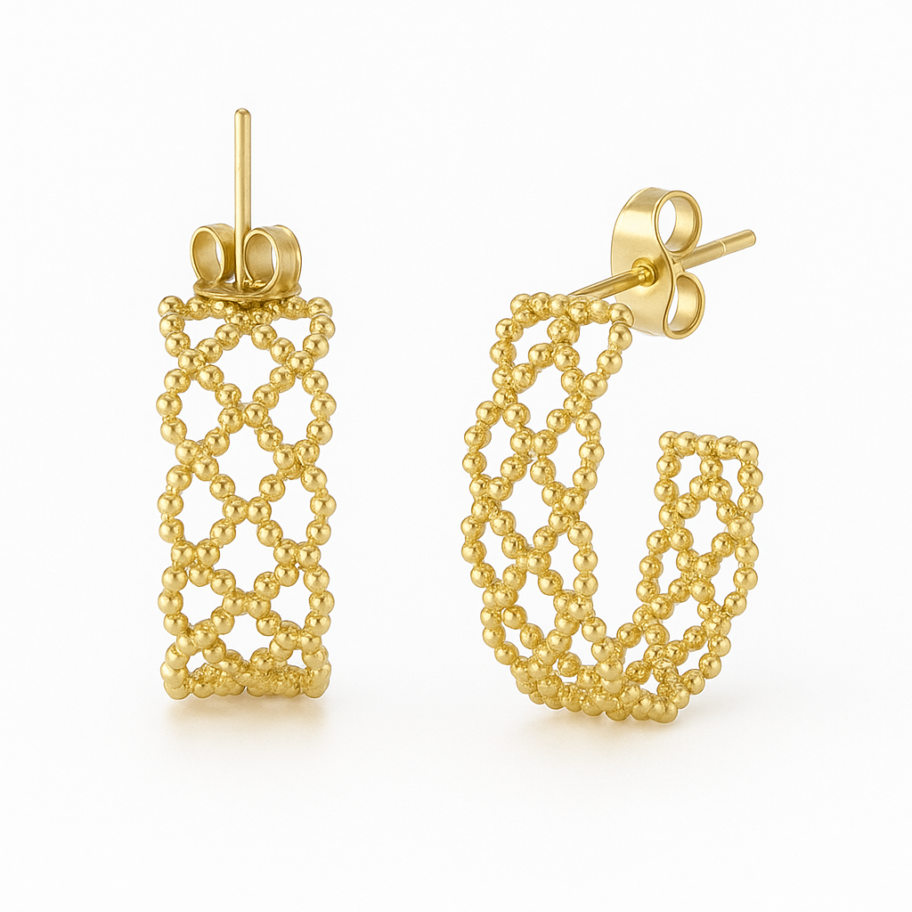 Boucles d'oreilles Dentella en acier inoxydable doré, design dentelle ajourée, bijou élégant et raffiné, hypoallergénique et résistant à l'eau.