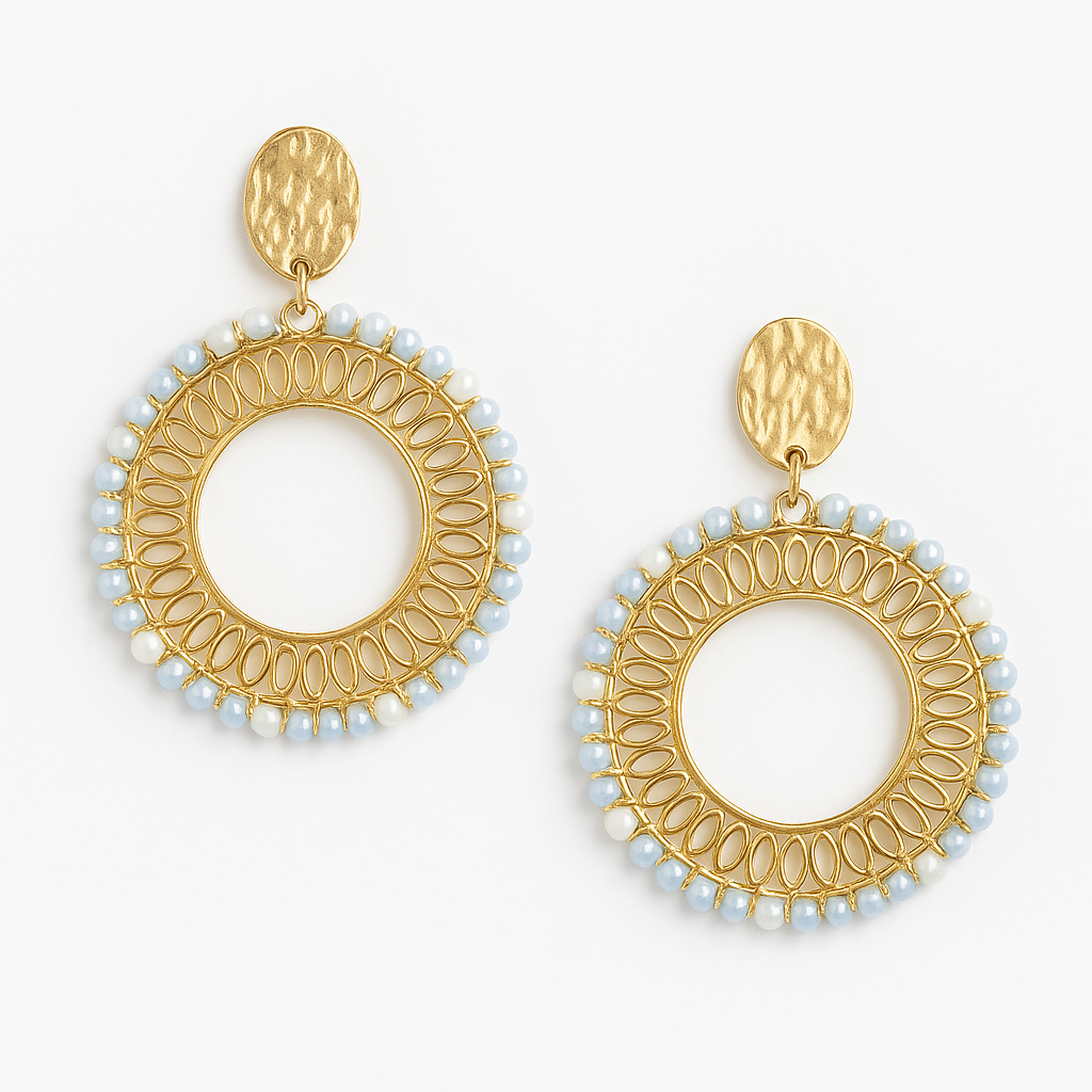 Boucles d'oreilles Calista en acier inoxydable doré avec perles bleues et blanches, design cercle ajouré, élégant et raffiné, hypoallergénique et résistant à l'eau.