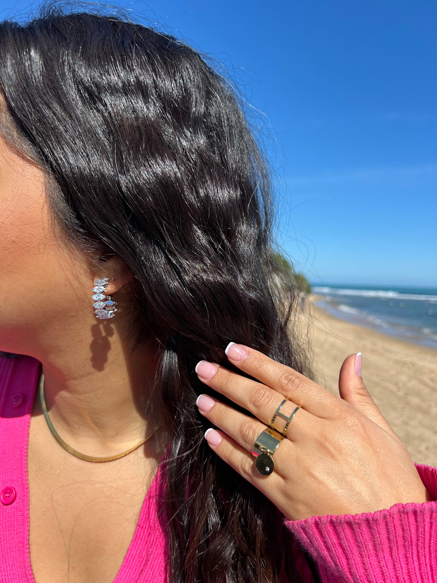 Bague en acier inoxydable doré avec un design en forme de "H", moderne et élégante. Bijou minimaliste et tendance de la collection Bisou Bijoux Paris.