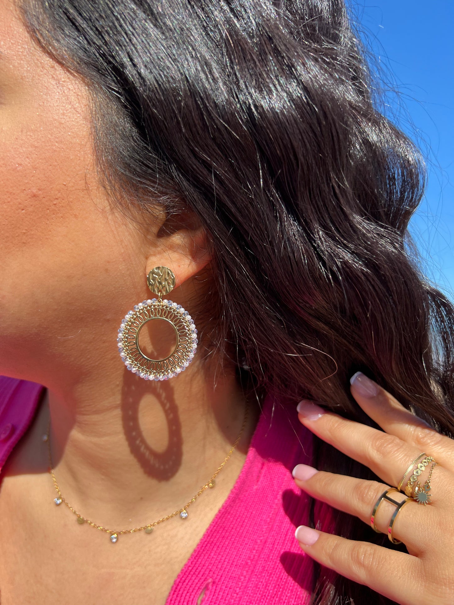 Boucles d'oreilles en acier inoxydable doré, composées de double anneaux entrelacés, élégantes et modernes. Bijou intemporel et raffiné de la collection Bisou Bijoux Paris.