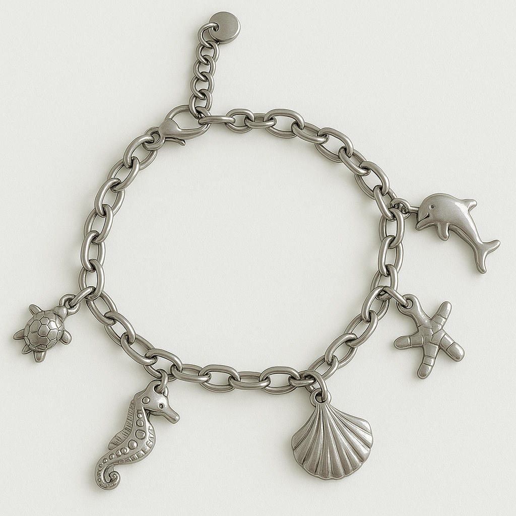 Bracelet Ocean Charms en acier inoxydable argenté avec breloques marines : dauphin, étoile de mer, hippocampe, tortue et coquillage. Élégant, hypoallergénique et résistant à l'eau.