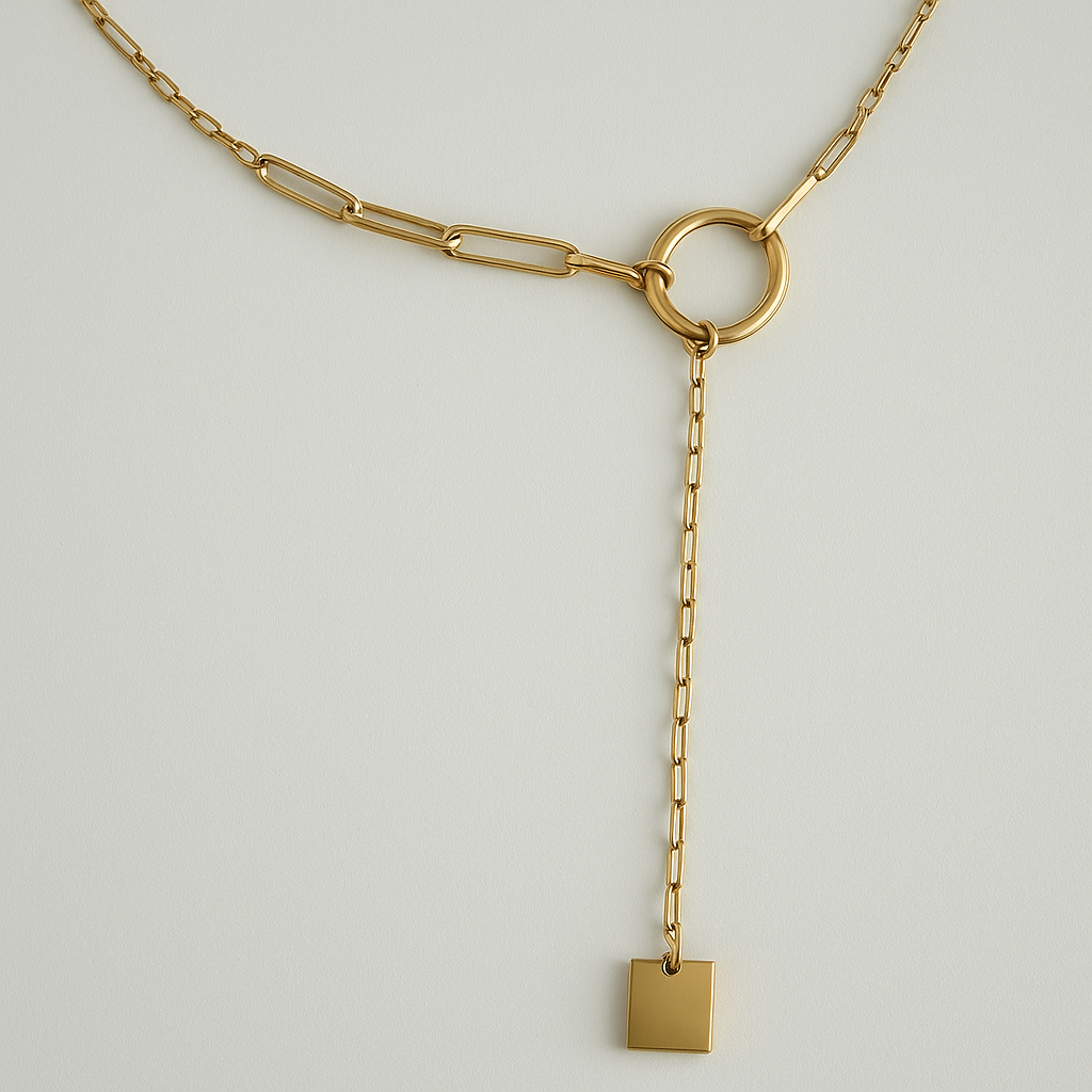 Collier Y-Link Square en acier inoxydable doré avec chaîne épaisse, anneau central et pendentif carré, bijou minimaliste et moderne, hypoallergénique et résistant à l'eau.