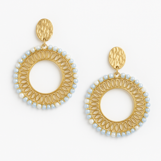 Boucles d'oreilles Calista en acier inoxydable doré avec perles bleues et blanches, design cercle ajouré, élégant et raffiné, hypoallergénique et résistant à l'eau.