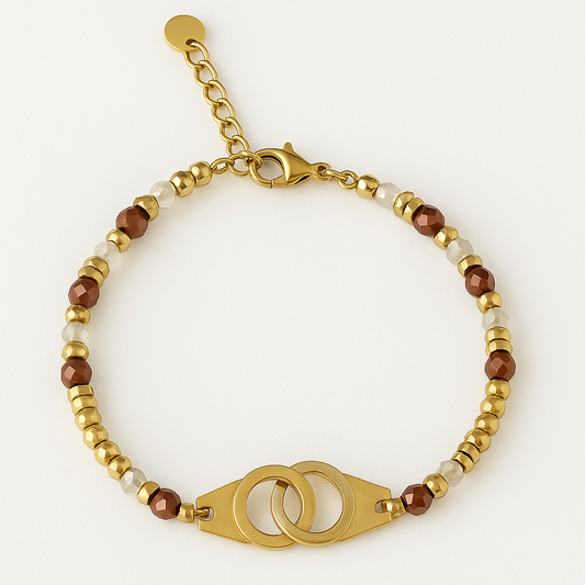 Bracelet en perles multicolores et anneaux entrelacés en acier inoxydable doré, bijou élégant et raffiné, hypoallergénique et résistant à l'eau.

