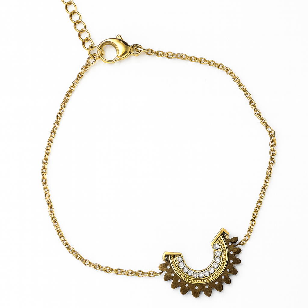 Bracelet doré en acier inoxydable avec pendentif soleil orné de zirconiums, bijou lumineux et élégant pour femme.