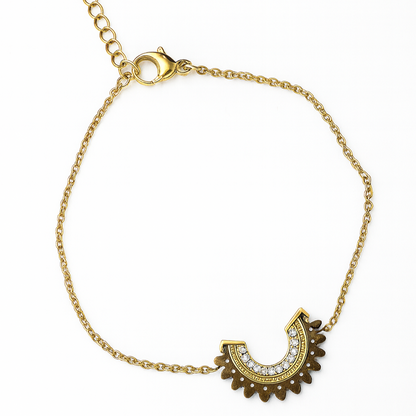 Bracelet doré en acier inoxydable avec pendentif soleil orné de zirconiums, bijou lumineux et élégant pour femme.