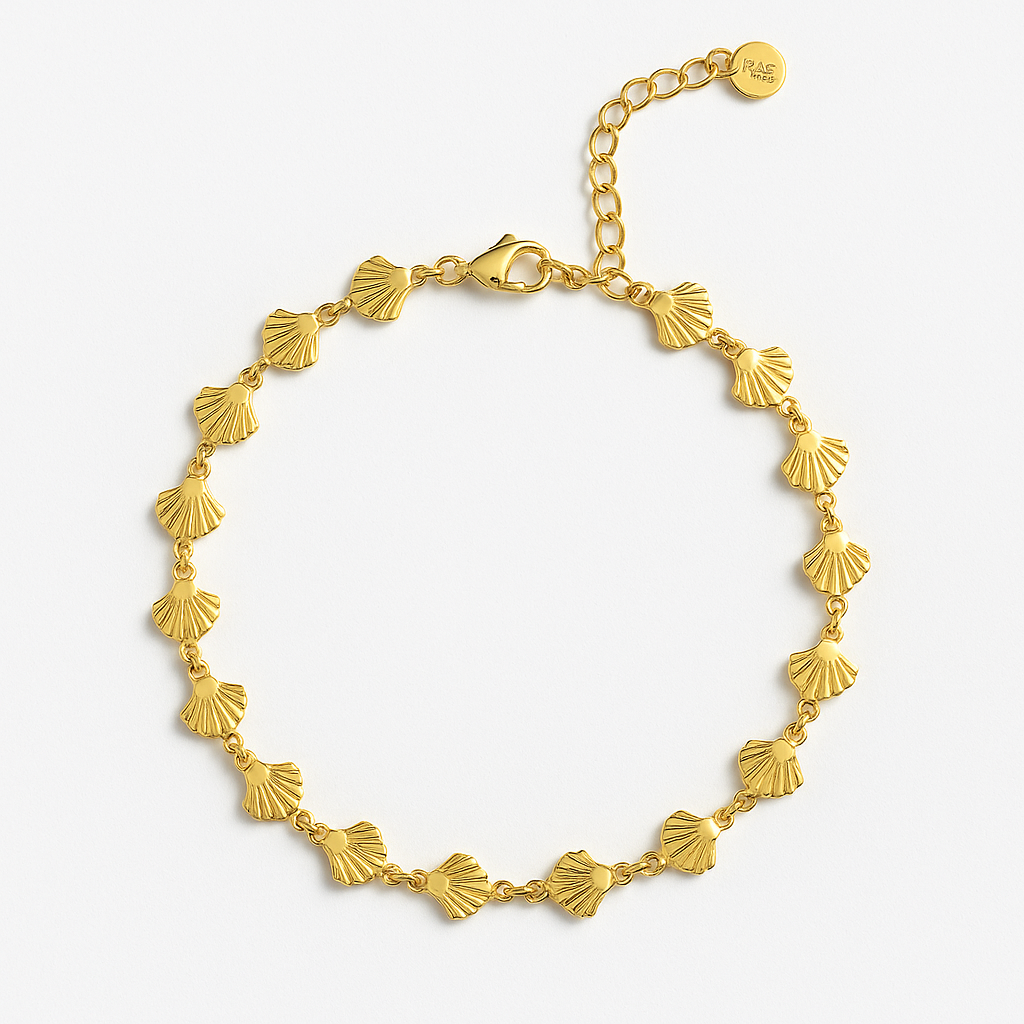 Bracelet de cheville doré avec motifs coquillages élégants, fond blanc professionnel
