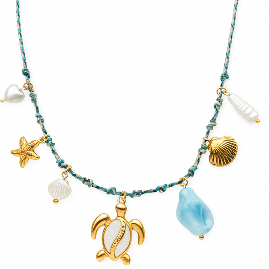 Collier en corde tressée avec pendentifs dorés tortue, étoile de mer et coquillages, bijou en acier inoxydable au style marin.