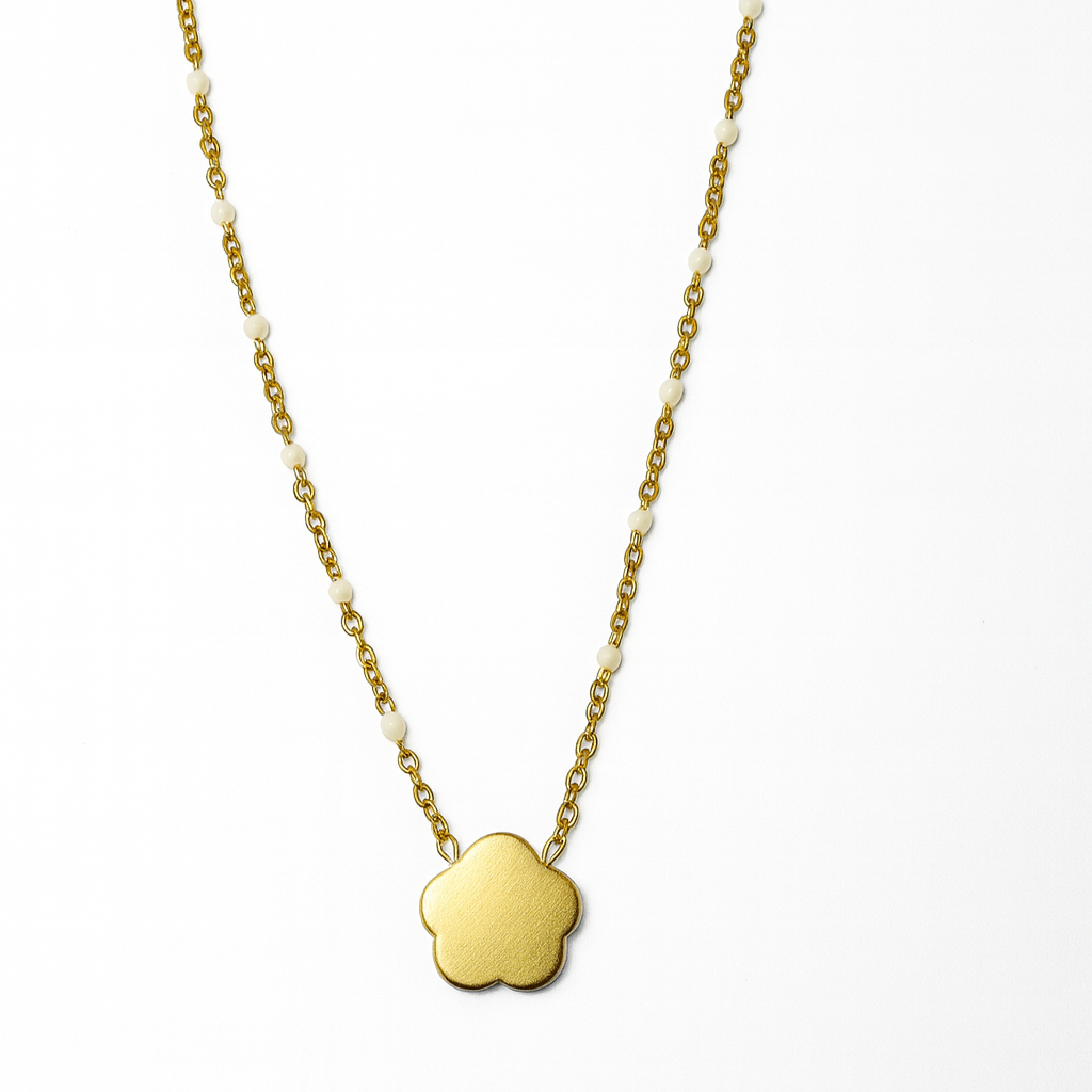 Collier doré avec pendentif trèfle et perles blanches – bijou élégant et raffiné pour femme.