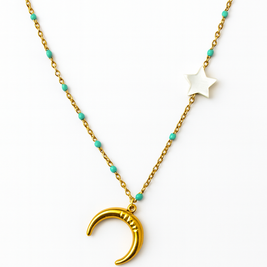 Collier doré en acier inoxydable avec pendentif lune et étoile nacrée, bijou raffiné au style ésotérique et élégant.