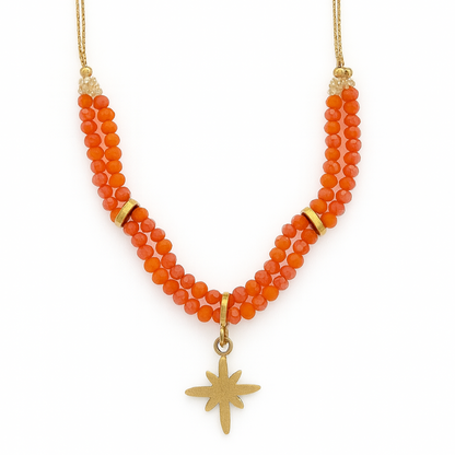 Collier femme en perles orange avec pendentif étoile dorée – bijou élégant et coloré pour un style lumineux.