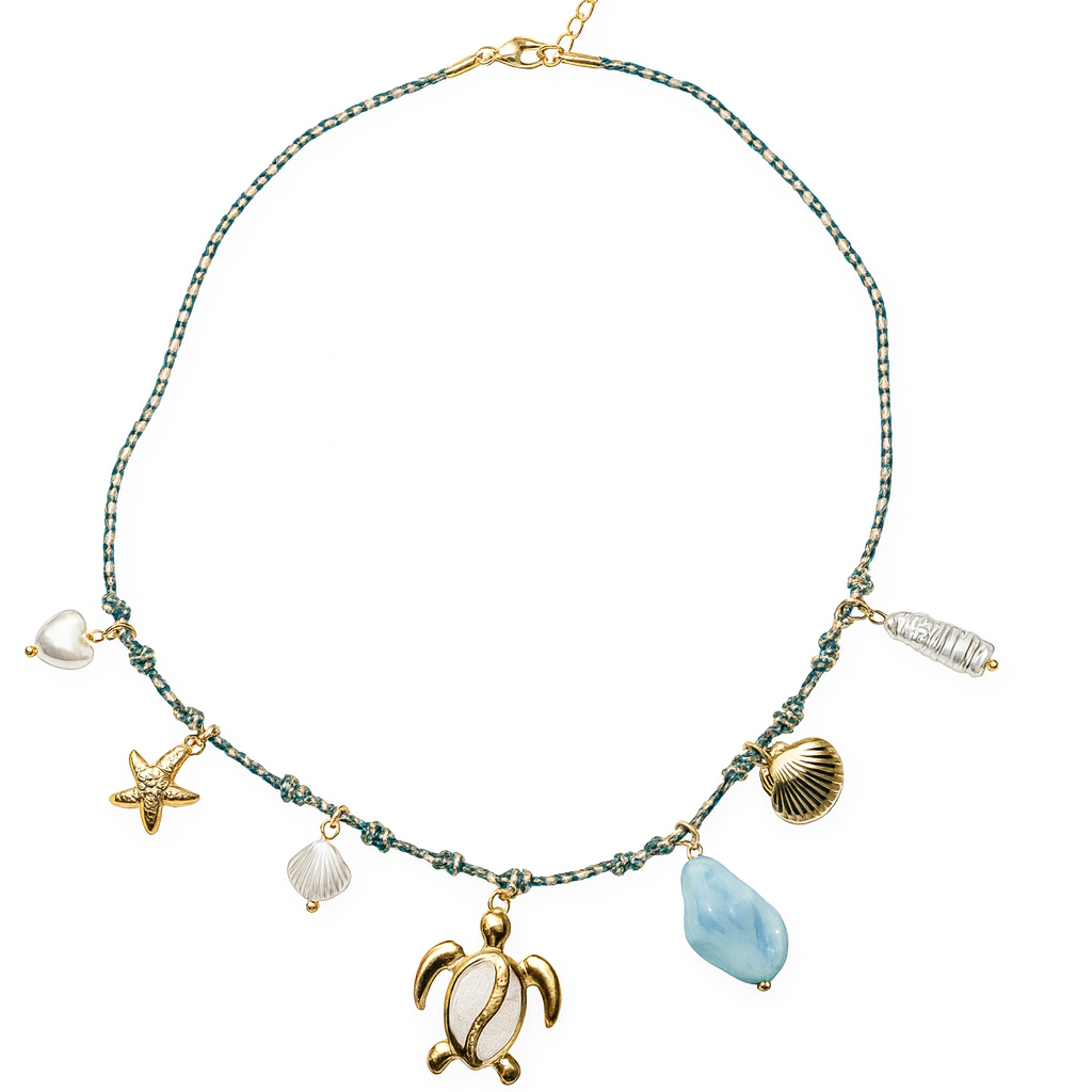 Collier Oceanica Doré tressé avec pendentifs dorés tortue, étoile de mer, coquillages et perles bleues pour femme.
