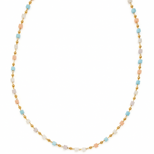 Collier Pastel Doré avec perles cubiques multicolores et perles dorées, bijou fin et coloré pour femme.