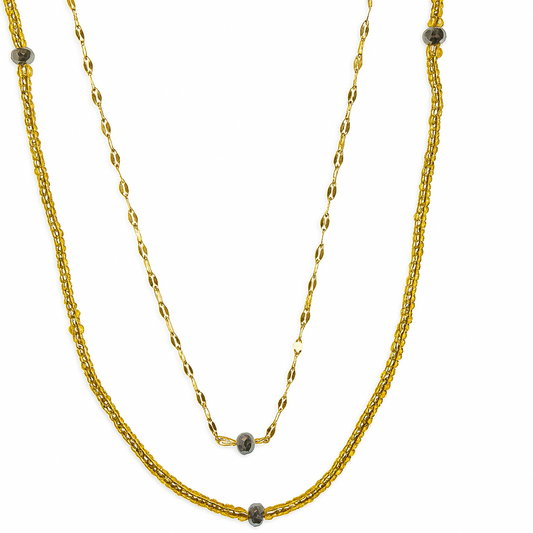 Collier Doré Eclipse à double rang avec perles d’hématite, bijou doré élégant et raffiné pour femme.