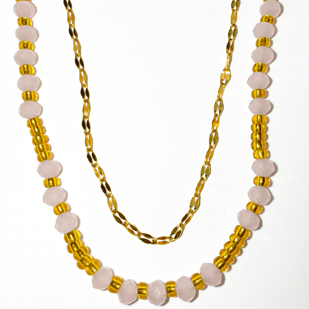 Collier Rosa Doré à double rang avec perles roses facettées et perles dorées, bijou féminin et raffiné pour femme.