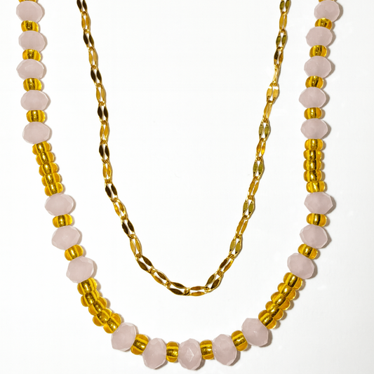 Collier Rosa Doré à double rang avec perles roses facettées et perles dorées, bijou féminin et raffiné pour femme.