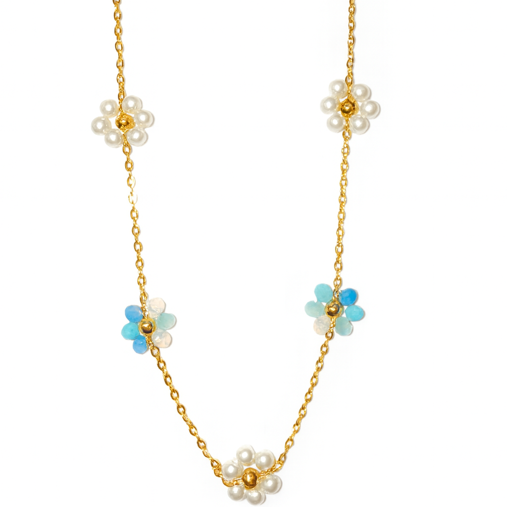 Collier Blue Daisy doré avec petites fleurs bleues et fleurs en perles blanches, bijou fin et élégant pour femme.