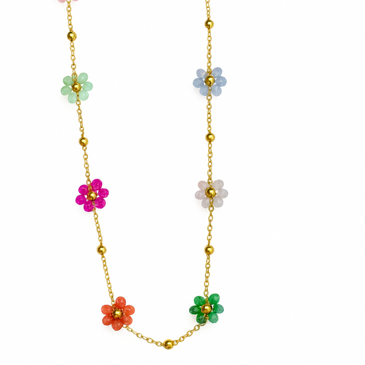 Collier Gardenia Doré avec petites fleurs colorées émaillées sur chaîne dorée fine, bijou féminin et printanier.
