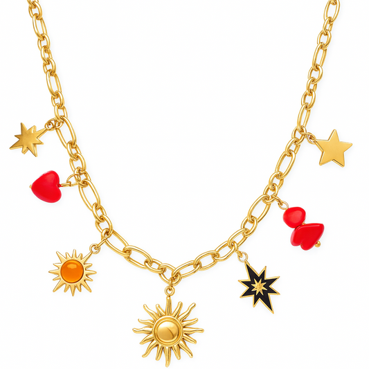 Collier Solaria Doré à chaîne dorée avec charms soleil, étoiles et cœurs rouges pour femme.