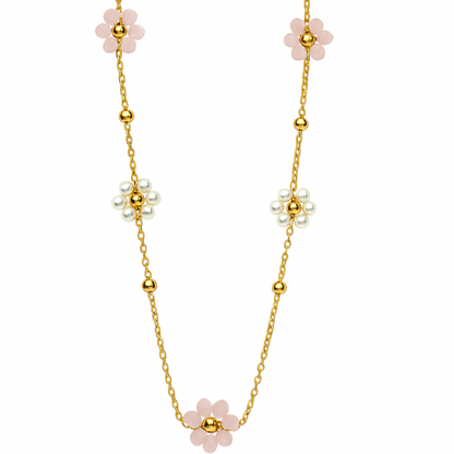 Collier Bloomy Pearl doré avec petites fleurs roses et perles blanches, bijou délicat et romantique pour femme.