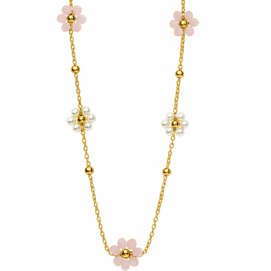 Collier Bloomy Pearl doré avec petites fleurs roses et perles blanches, bijou délicat et romantique pour femme.