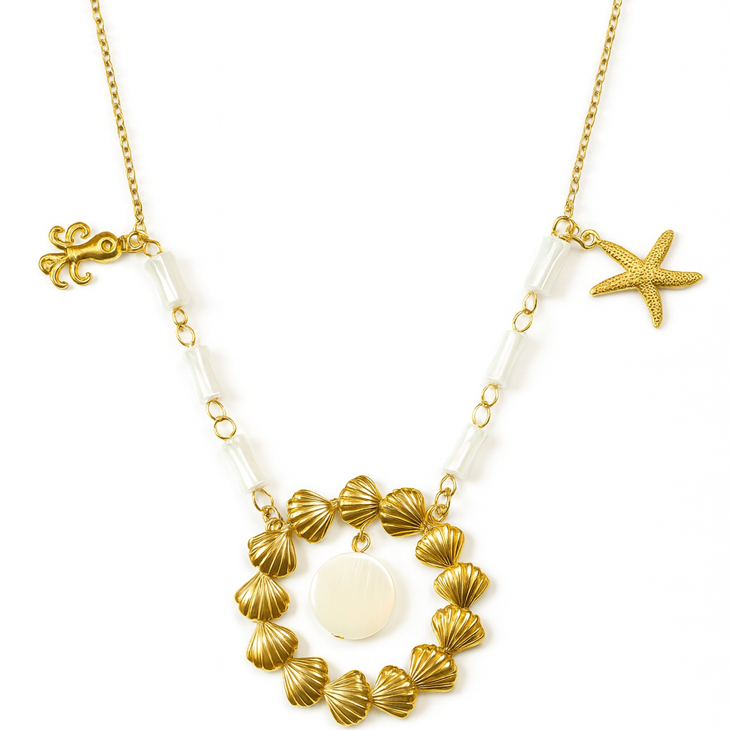 Collier Golden Seashell doré avec pendentifs coquillages, étoile de mer et nacre blanche, bijou marin élégant pour femme.