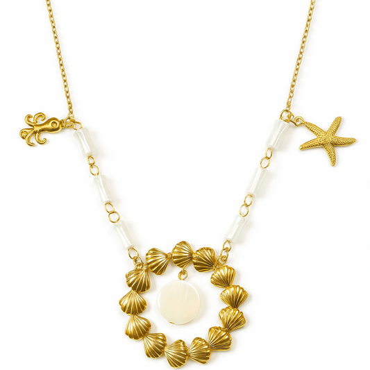 Collier Golden Seashell doré avec pendentifs coquillages, étoile de mer et nacre blanche, bijou marin élégant pour femme.