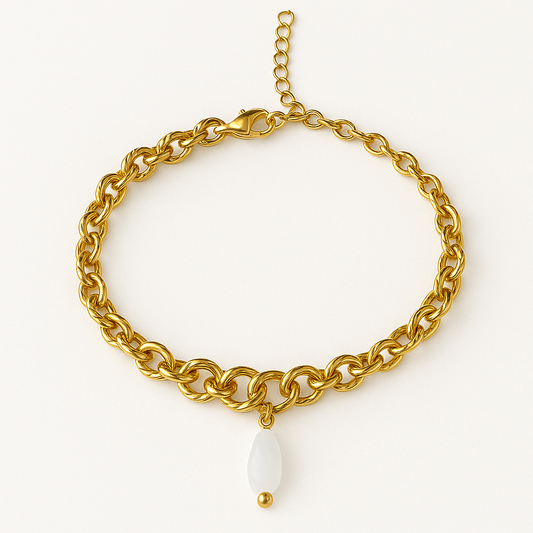 Bracelet Chaîne Dorée avec Perle Blanche en acier inoxydable, bijou élégant et raffiné, hypoallergénique et résistant à l'eau.