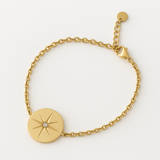 Bracelet Étoile Polaire en acier inoxydable doré avec médaillon gravé et zircon, bijou élégant et raffiné, hypoallergénique et résistant à l'eau.


