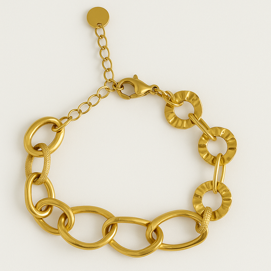 Bracelet Maillons Martelés en acier inoxydable doré, bijou élégant et robuste, hypoallergénique et résistant à l'eau.