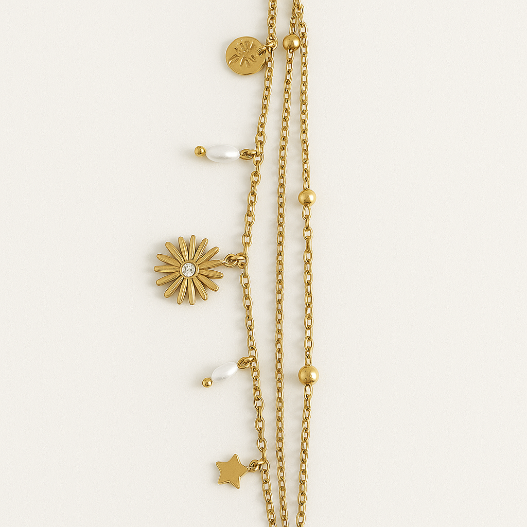 Bracelet multi-rangs charms dorés et perles en acier inoxydable doré, bijou tendance et élégant, résistant à l'eau et hypoallergénique.
