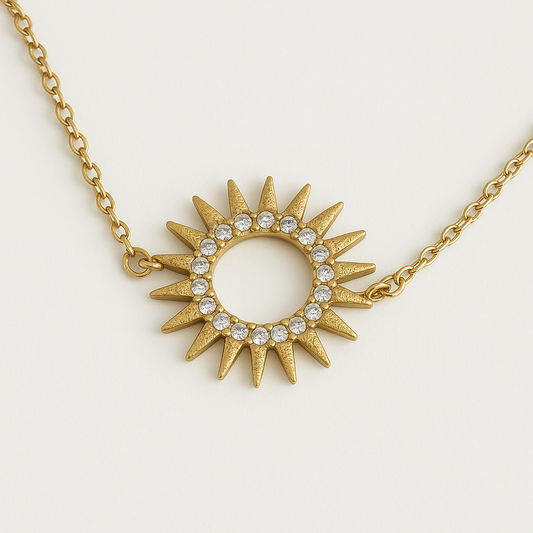 Bracelet Soleil en acier inoxydable doré avec pendentif soleil serti de zircons, bijou lumineux et raffiné, hypoallergénique et résistant à l'eau.