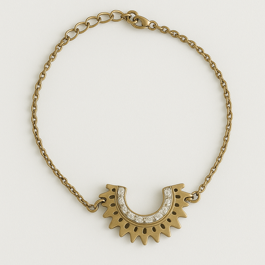 Bracelet Soleil Antique en acier inoxydable doré vieilli avec médaillon demi-soleil et zircons, bijou vintage et raffiné, hypoallergénique et résistant à l'eau.