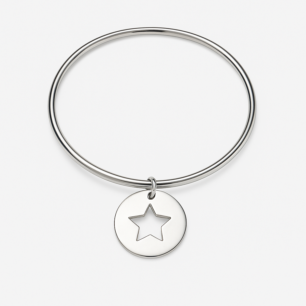 Bracelet Stella en acier inoxydable argenté avec pendentif étoile découpée, bijou minimaliste et élégant, hypoallergénique et résistant à l'eau.