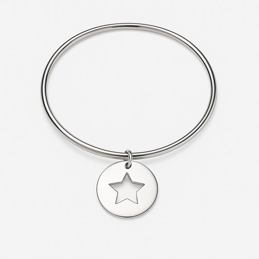 Bracelet Stella en acier inoxydable argenté avec pendentif étoile découpée, bijou minimaliste et élégant, hypoallergénique et résistant à l'eau.