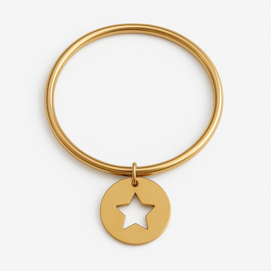 Bracelet Stella Doré en acier inoxydable avec pendentif étoile découpée, bijou minimaliste et élégant, hypoallergénique et résistant à l'eau.