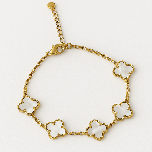 Bracelet Trèfles Nacrés en acier inoxydable doré avec motifs trèfles ornés de nacre blanche, bijou élégant et raffiné, hypoallergénique et résistant à l'eau.
