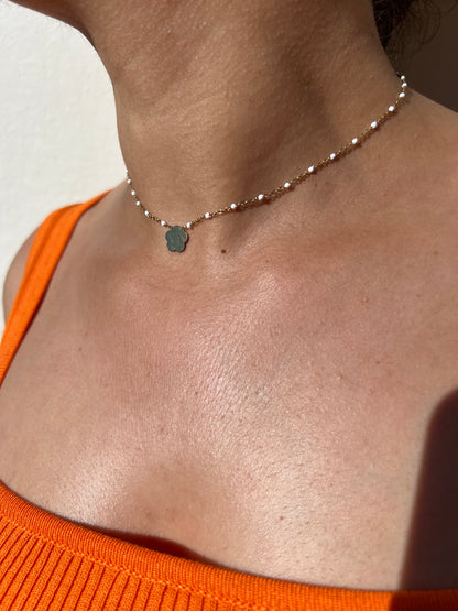 Collier en acier inoxydable doré avec une maille gourmette épurée, porté autour du cou féminin. Bijou moderne et intemporel de la collection Bisou Bijoux Paris.