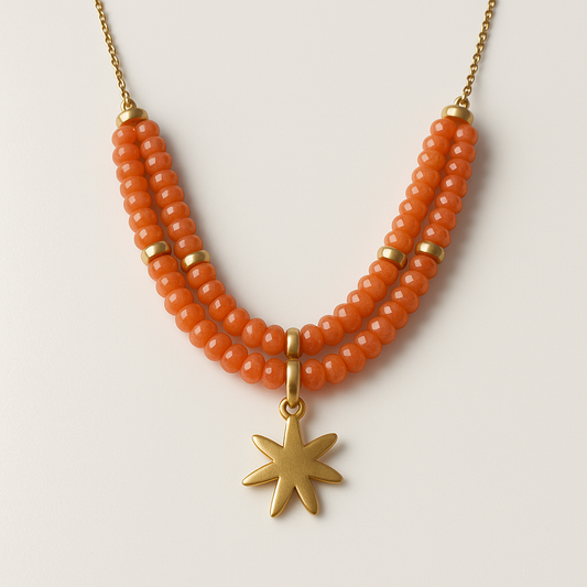 Collier Aurora en acier inoxydable doré avec perles oranges et pendentif étoile, bijou élégant et solaire, hypoallergénique et résistant à l'eau.