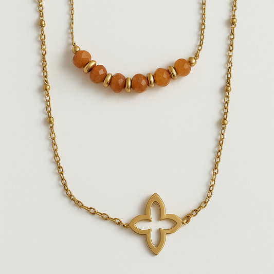 Collier Duo Flora en acier inoxydable doré avec perles oranges et pendentif fleur, bijou élégant et raffiné, hypoallergénique et résistant à l'eau.