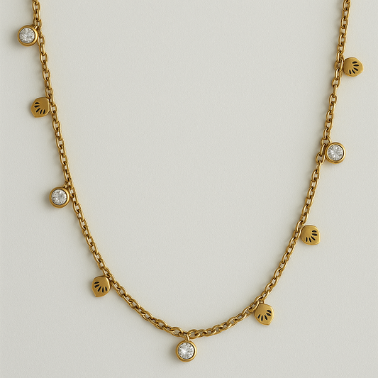 Collier Eye Charm en acier inoxydable doré avec pendentifs en forme d'œil et zircons, bijou élégant et raffiné, hypoallergénique et résistant à l'eau.