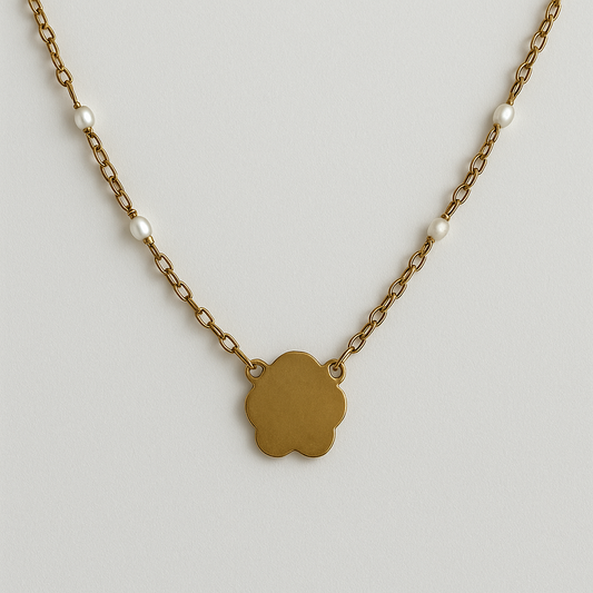 Collier Fleur Perla en acier inoxydable doré avec perles blanches et pendentif fleur, bijou élégant et minimaliste, hypoallergénique et résistant à l'eau.