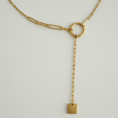 Collier Y-Link Square en acier inoxydable doré avec chaîne épaisse, anneau central et pendentif carré, bijou minimaliste et moderne, hypoallergénique et résistant à l'eau.
