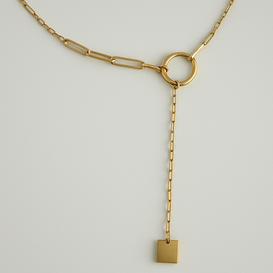 Collier Y-Link Square en acier inoxydable doré avec chaîne épaisse, anneau central et pendentif carré, bijou minimaliste et moderne, hypoallergénique et résistant à l'eau.
